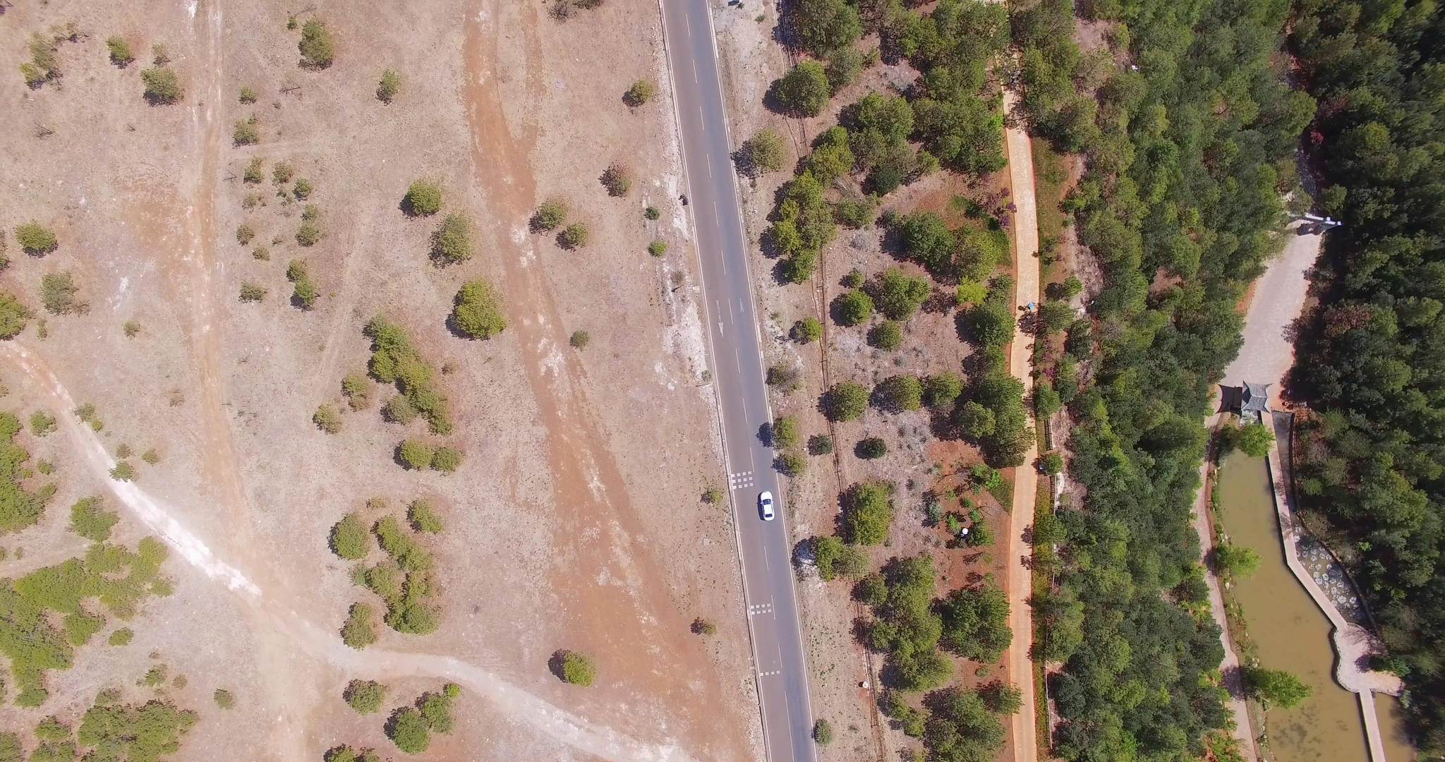 4k高清航拍沙漠上的行驶的汽车视频的预览图