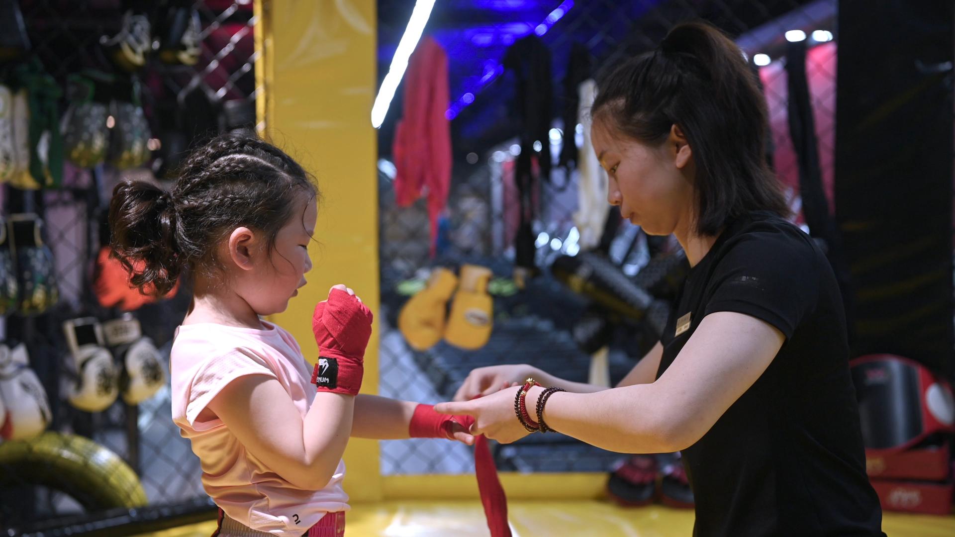 4K拳击教练给儿童绑拳击绷带视频的预览图