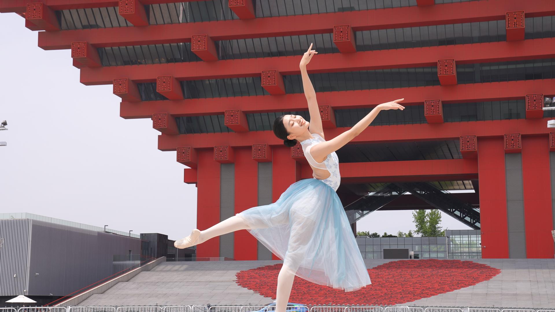 女子在中华馆前跳芭蕾视频的预览图