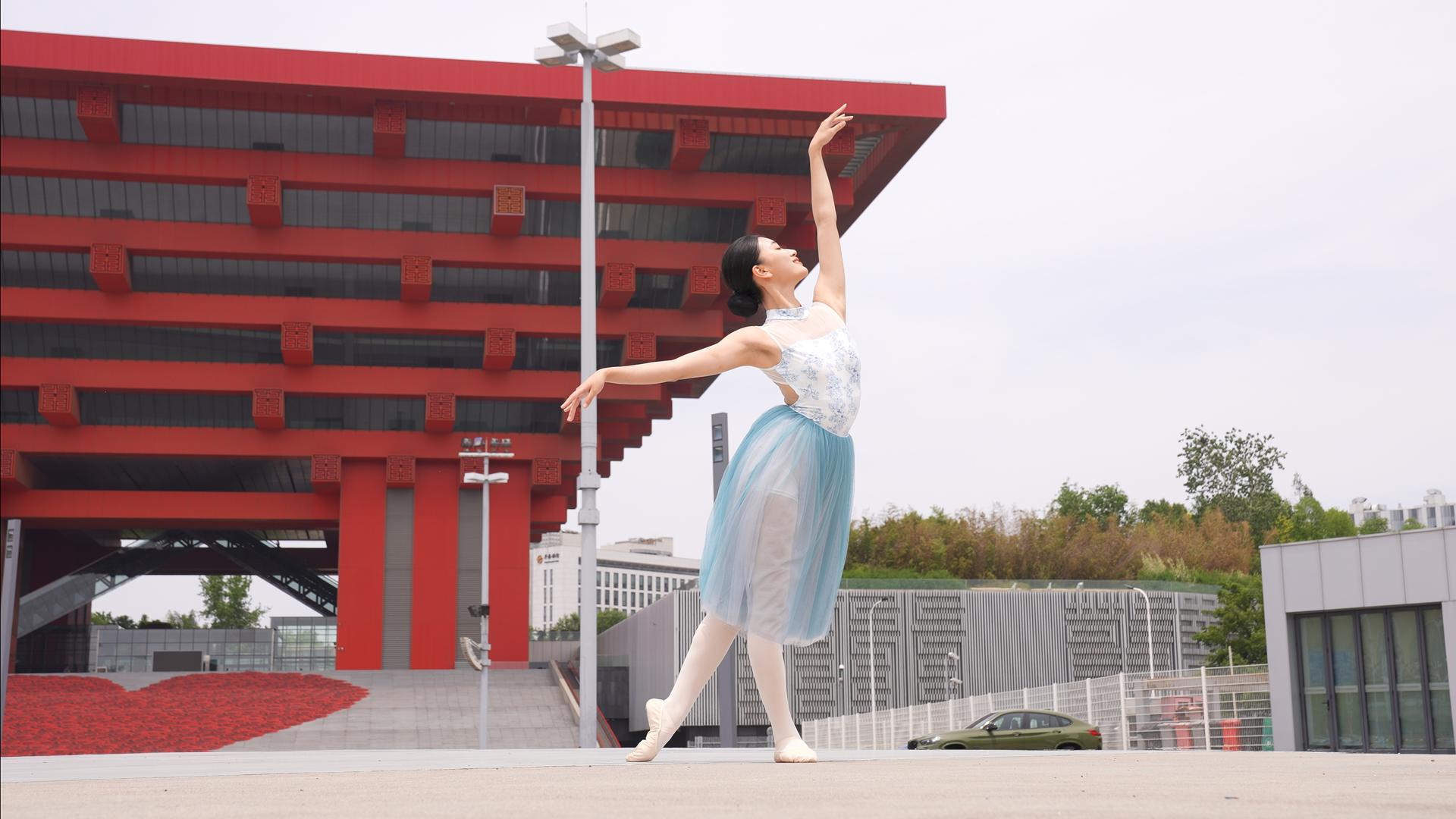 女子在中华馆前跳芭蕾视频的预览图