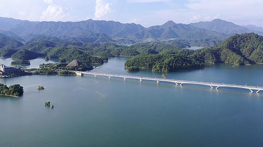 杭州千岛湖大桥航拍4K视频视频的预览图