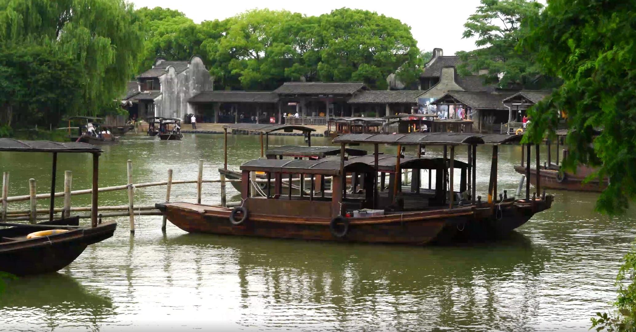 江南水乡乌镇湖面上的游船视频的预览图