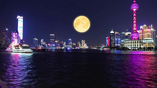 4K中秋团圆唯美月亮上海黄浦江夜景延时视频的预览图