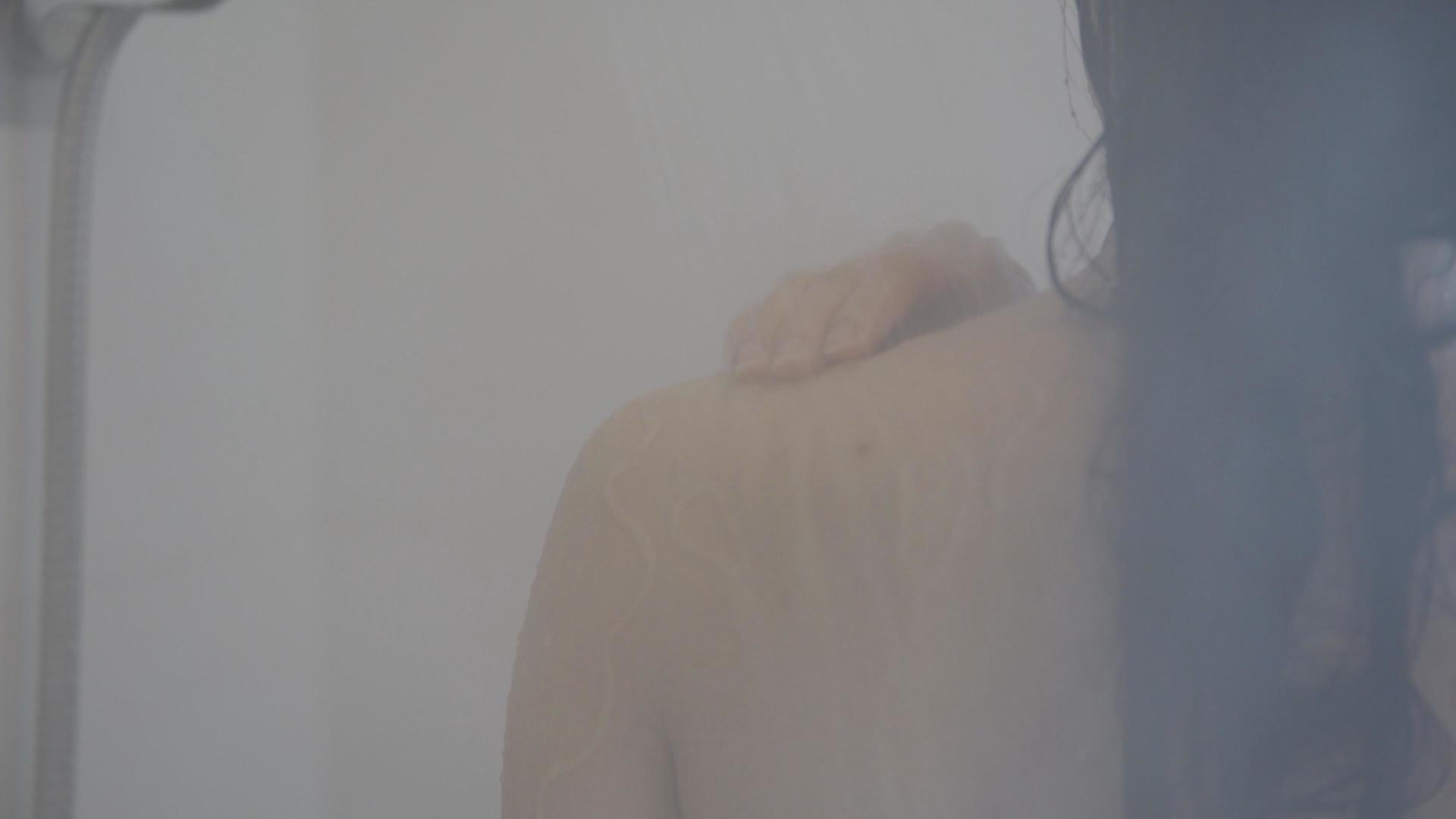 美女浴室洗澡淋浴冲洗沐浴露广告片视频的预览图