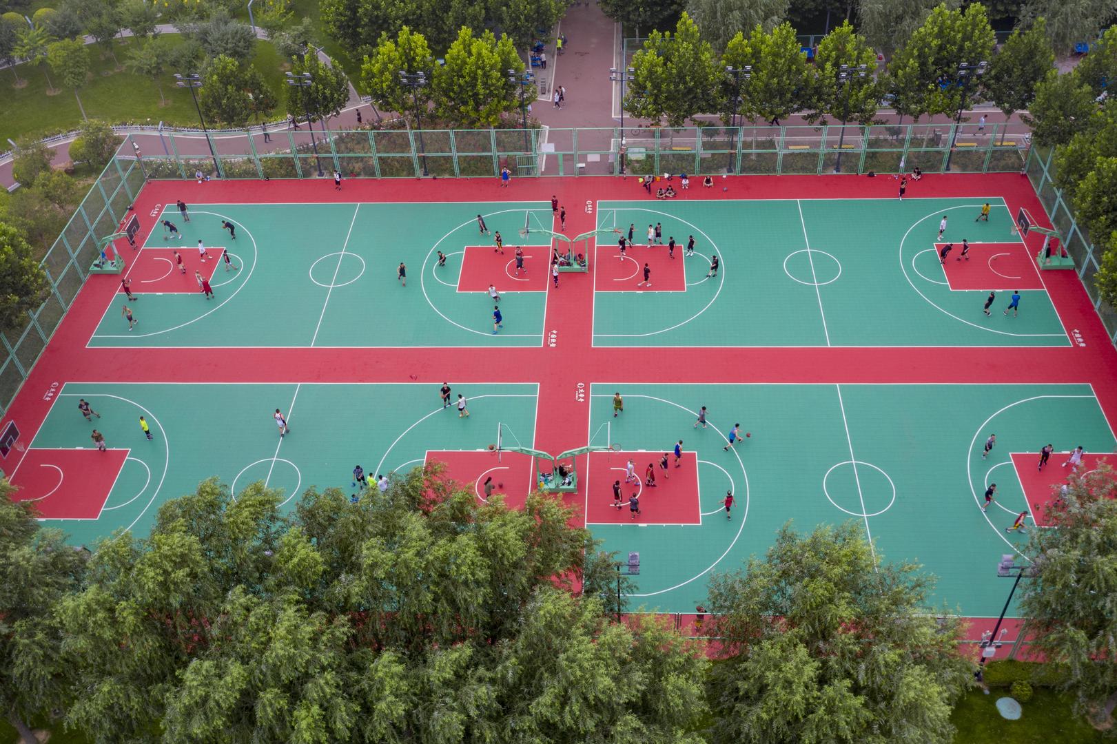 4K航拍石家庄体育公园打篮球的人们视频的预览图