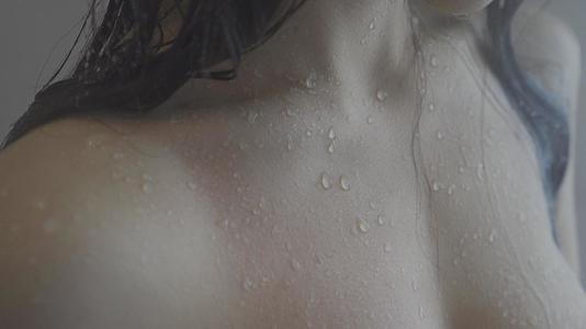 美女淋浴沐浴露洗发水广告空境视频的预览图