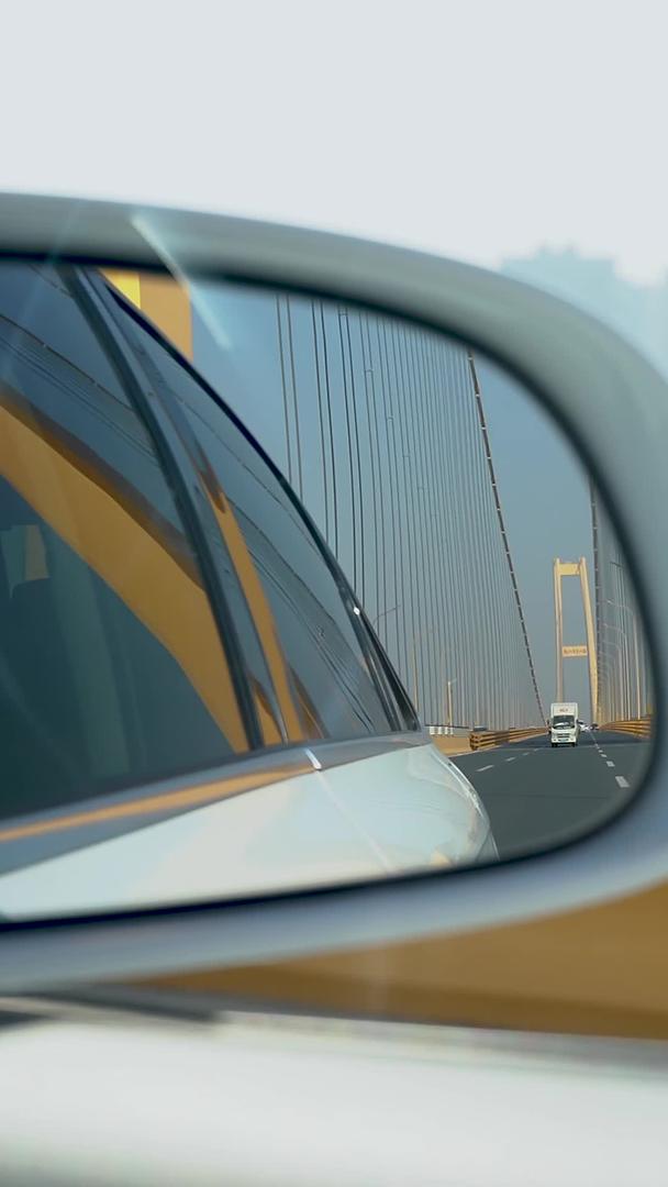 车辆行驶后视镜第一视角车窗外风景城市行驶视频的预览图