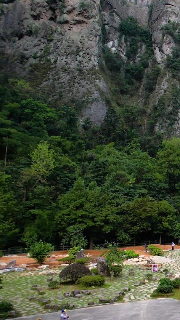 飞行摄影5A景区雁荡山灵岩景观区灵岩寺视频视频的预览图
