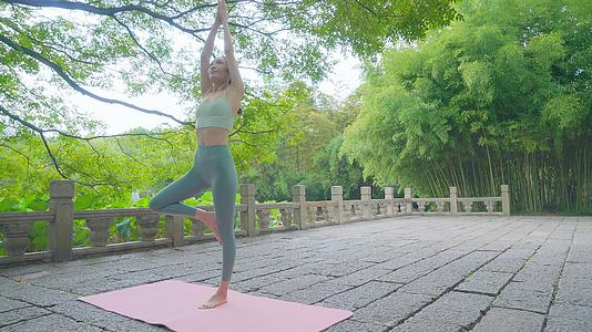4K女性瑜伽户外肢体伸展视频的预览图