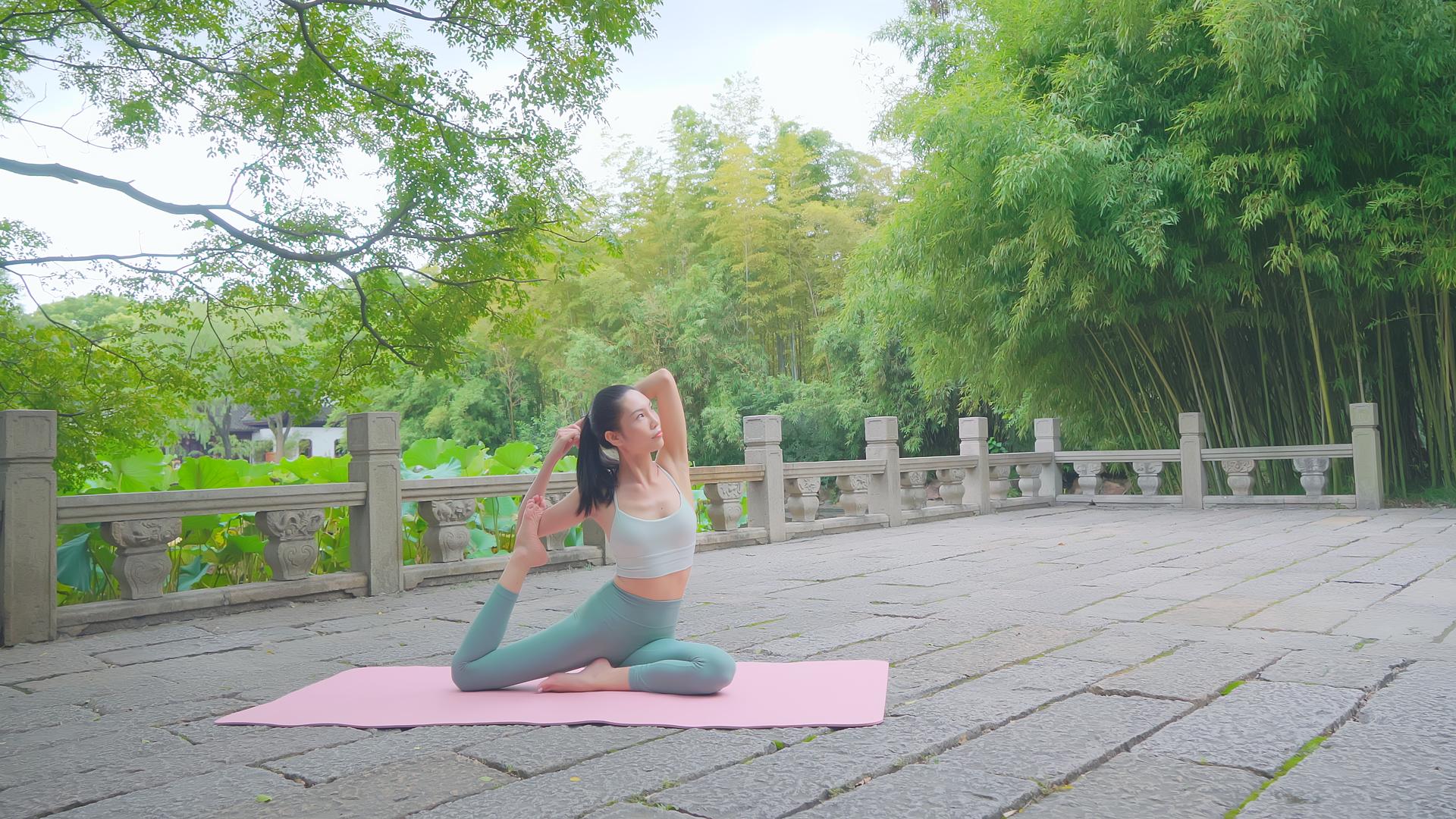 4K女性户外瑜伽拉伸视频的预览图
