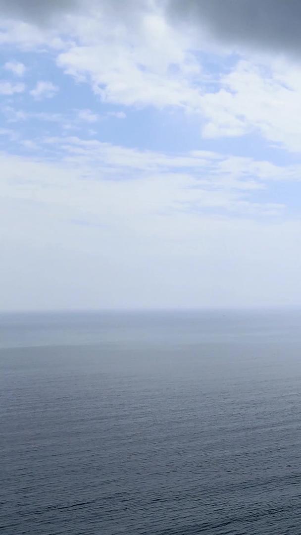 海南航拍缓缓驶向前方的小岛视频的预览图
