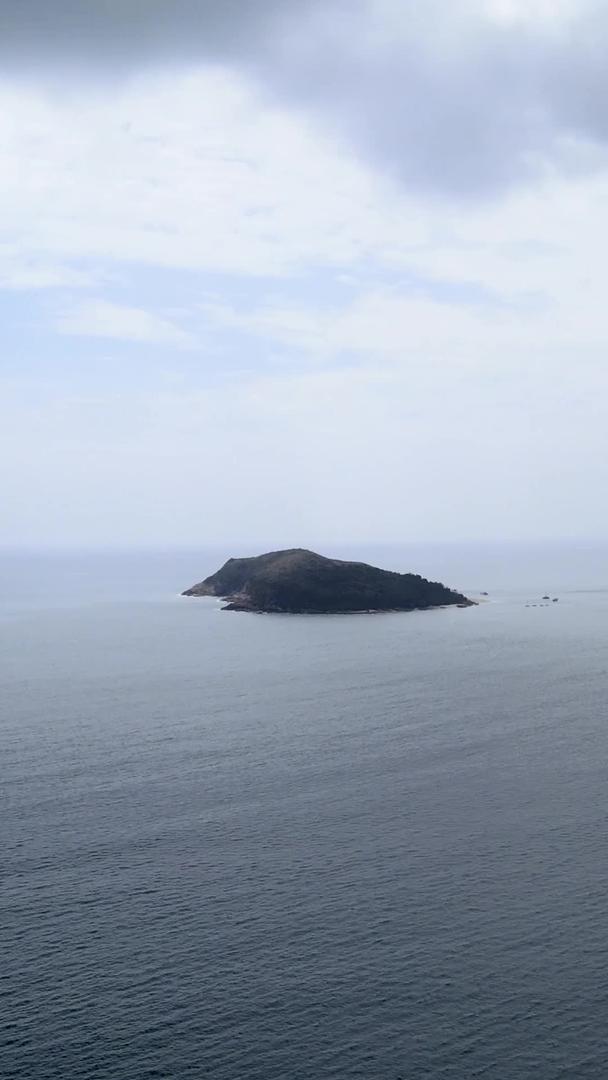 海南航拍缓缓驶向前方的小岛视频的预览图