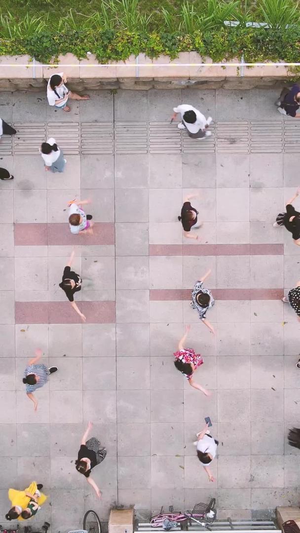 城市人物生活跳广场舞的人群素材视频的预览图