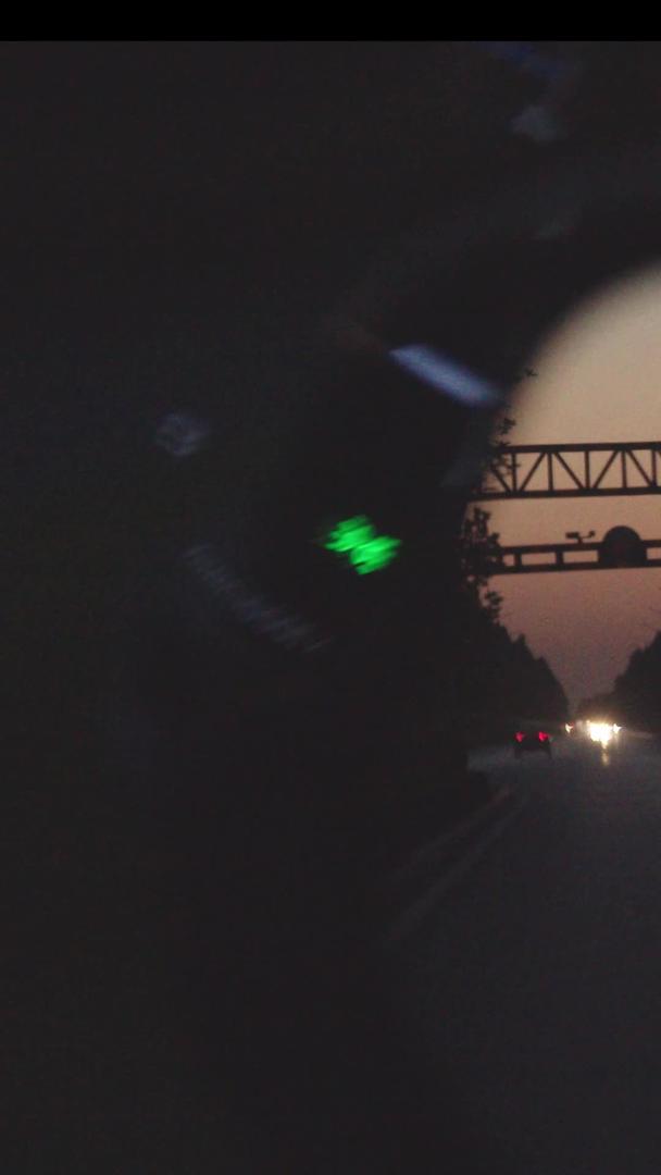 黄昏城市景象在汽车后视镜中升级视频的预览图