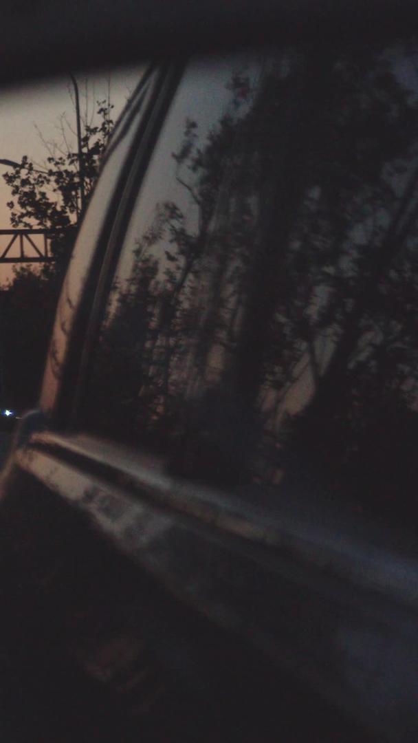 黄昏城市景象在汽车后视镜中升级视频的预览图