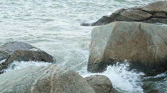 海浪拍打岩石视频的预览图