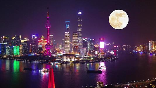 4K中秋团圆唯美月亮航拍上海外滩视频的预览图