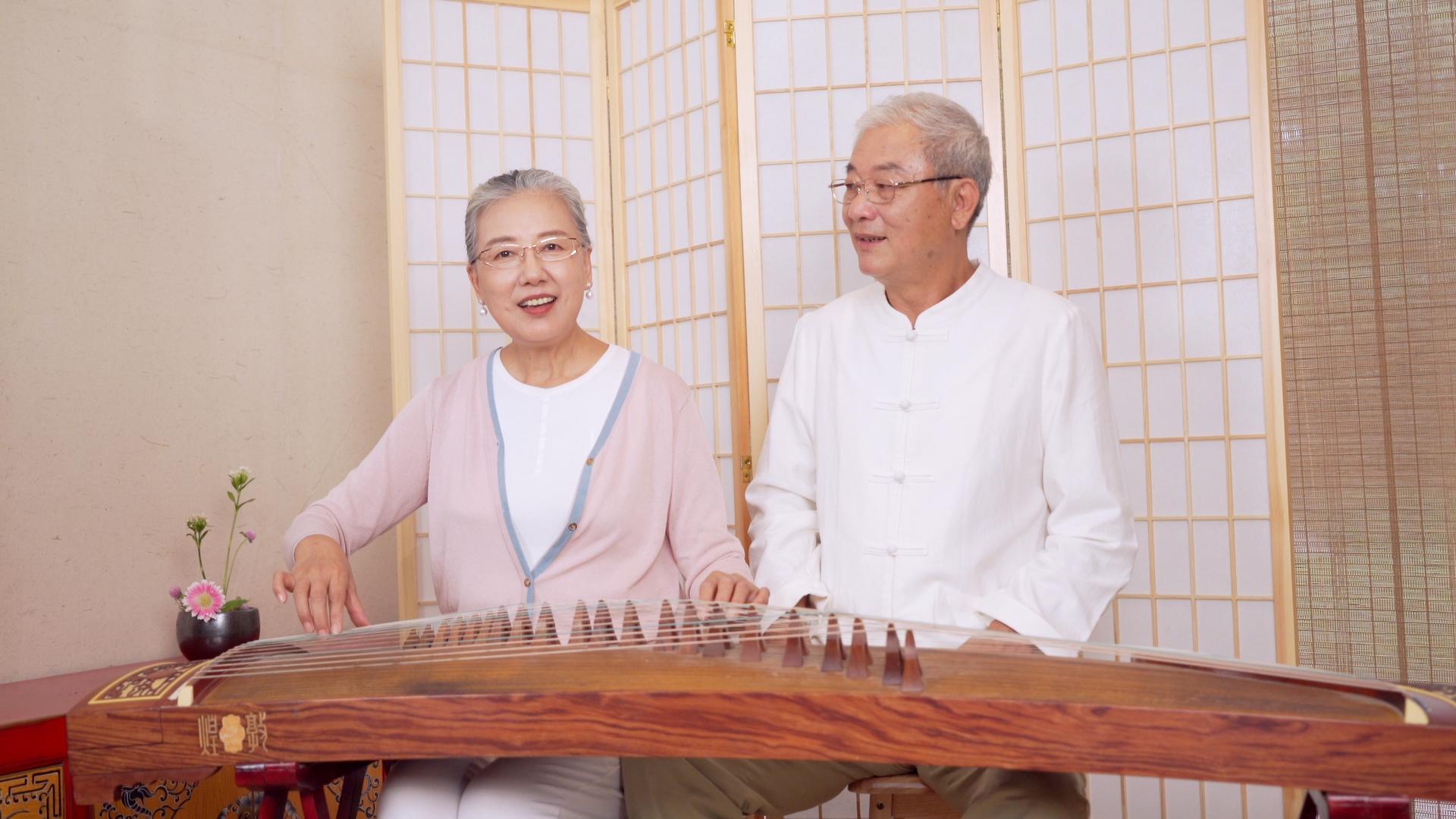 老年夫妇在家弹奏古筝视频的预览图