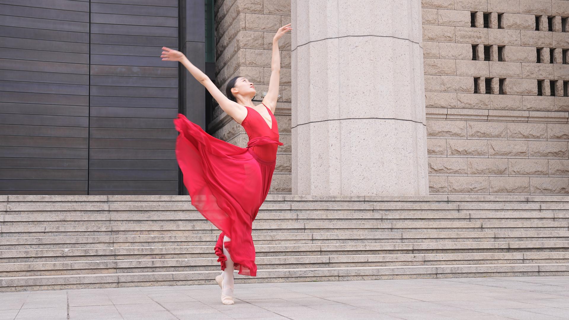 城市芭蕾红裙女孩视频的预览图