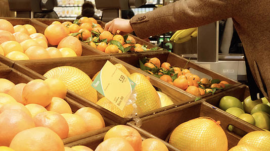 商超水果货架挑选橘子橙子视频的预览图