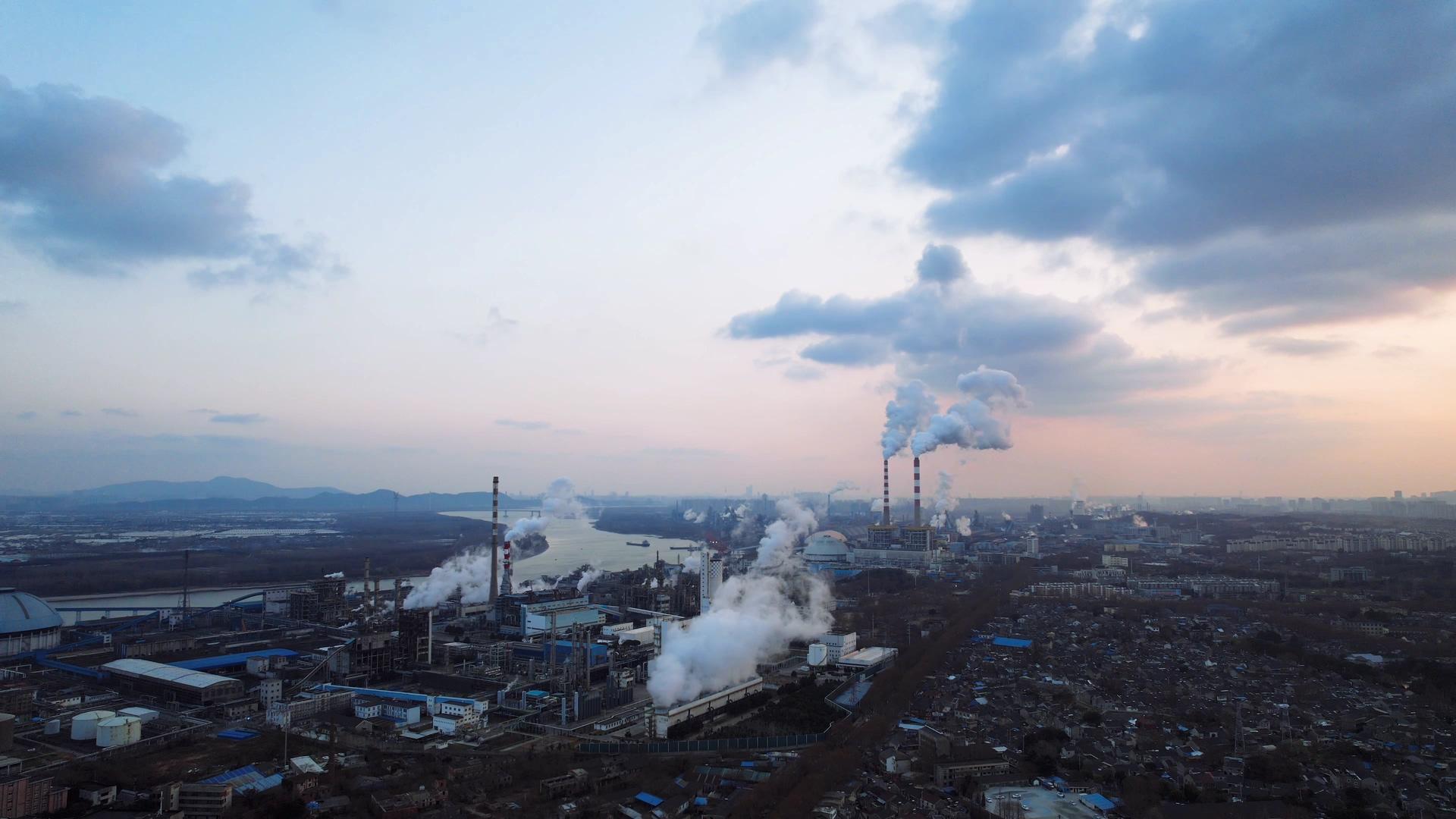 化工厂污染排放工业生产4K航拍视频的预览图