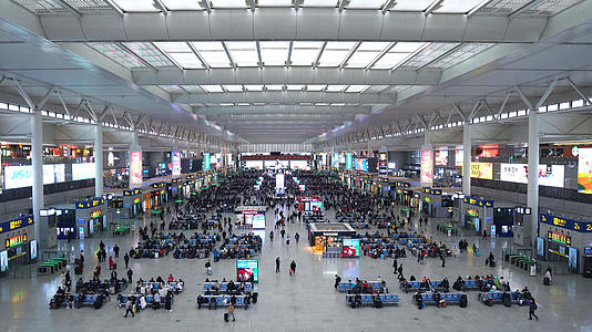 上海虹桥火车站候车室延时4K视频的预览图