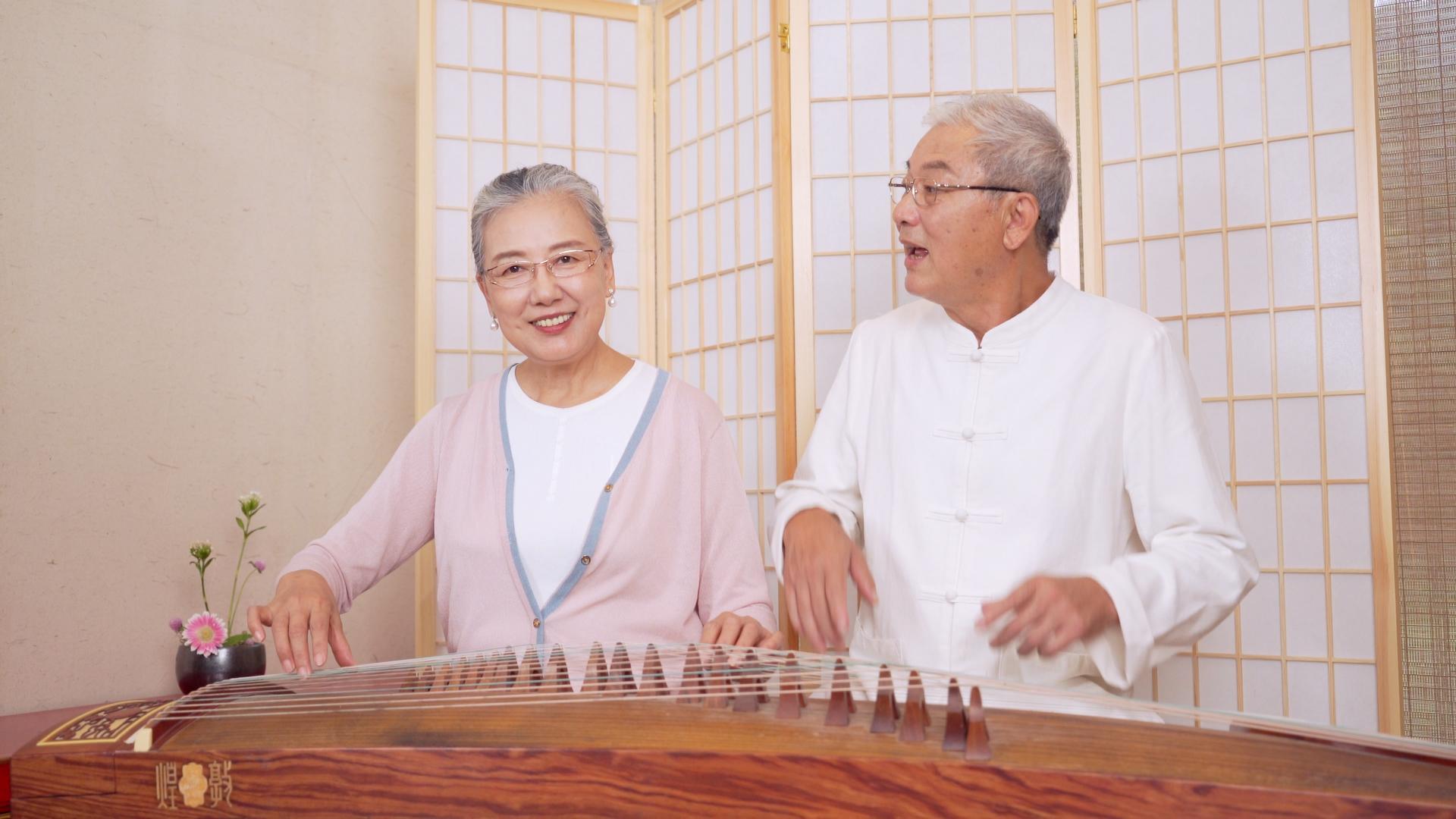 老年夫妇在家一起研究乐器视频的预览图