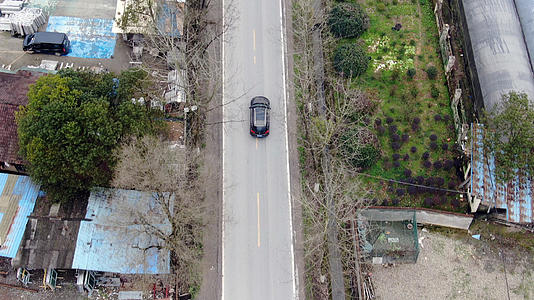 4K无人机跟随汽车快速行驶乡间小路视频的预览图