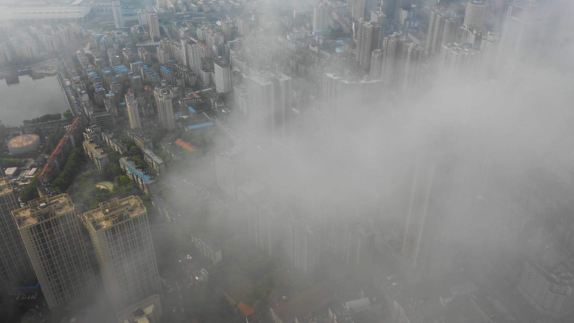 4K航拍平流雾下的城市景观视频素材视频的预览图
