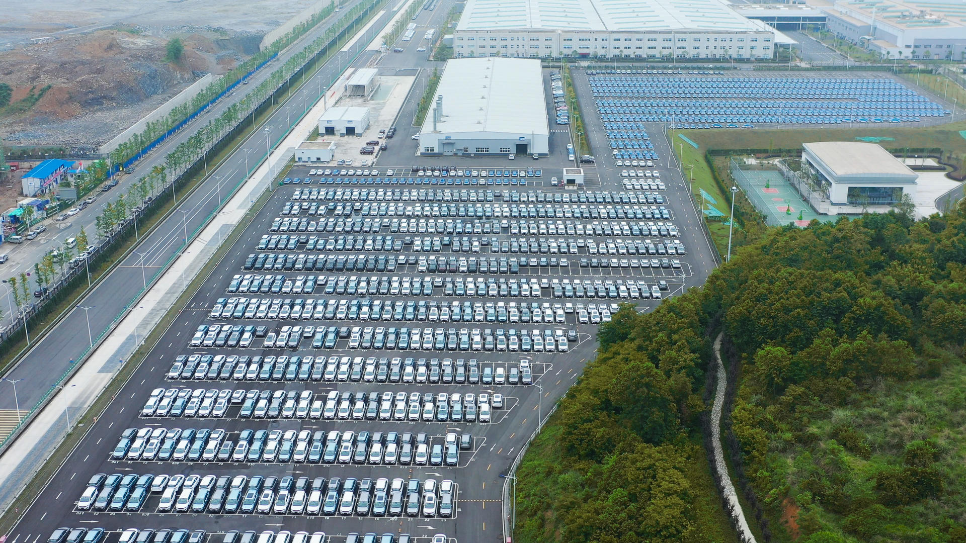 航拍4k素材贵州吉利汽车厂视频的预览图