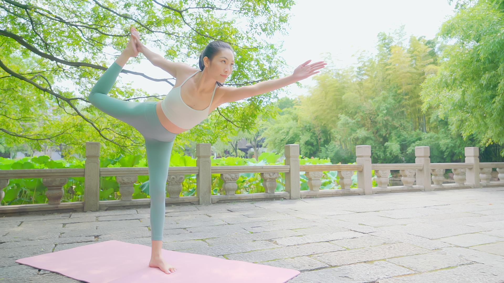 4K女性户外瑜伽运动视频的预览图