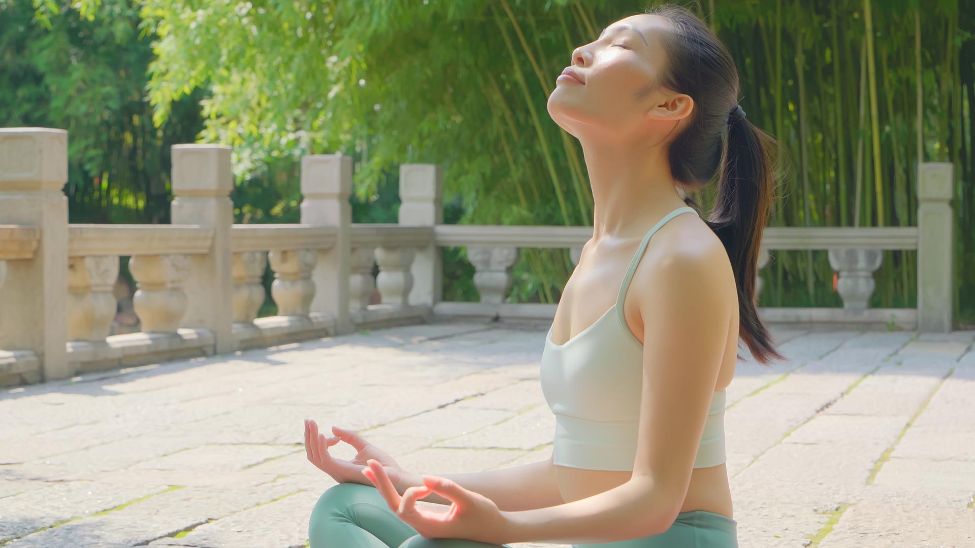 4k女性瑜伽盘腿打坐素材模板下载 版权视频可商用2223 潮点视频