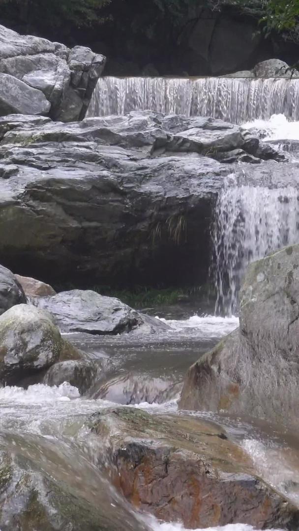 峡谷中的溪流实拍视频视频的预览图
