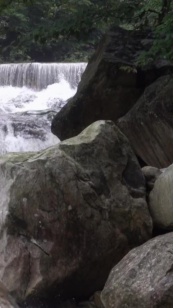 峡谷中的溪流实拍视频视频的预览图