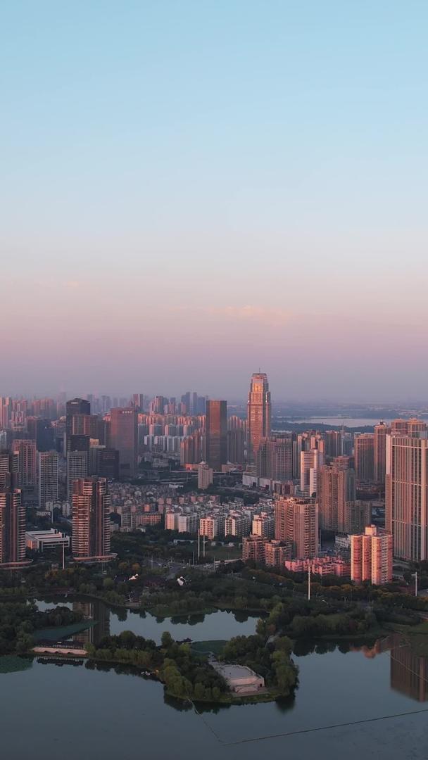 航拍城市天际线高楼街景湖景素材视频的预览图