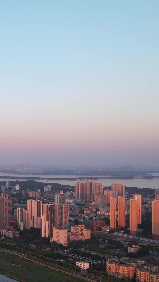 航拍城市天际线高楼街景湖景素材视频的预览图