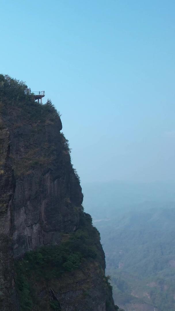 湖南5A级旅游景区航拍山顶民俗烧龙头香的道士素材视频的预览图