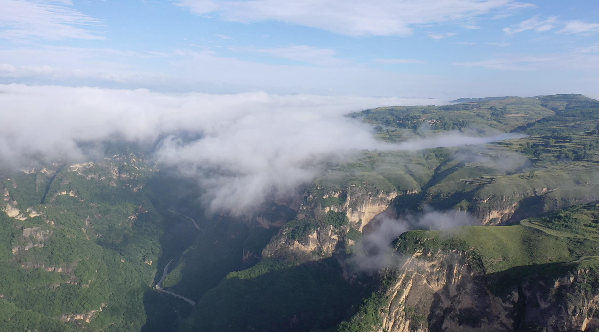 航拍山间云海自然风光视频的预览图