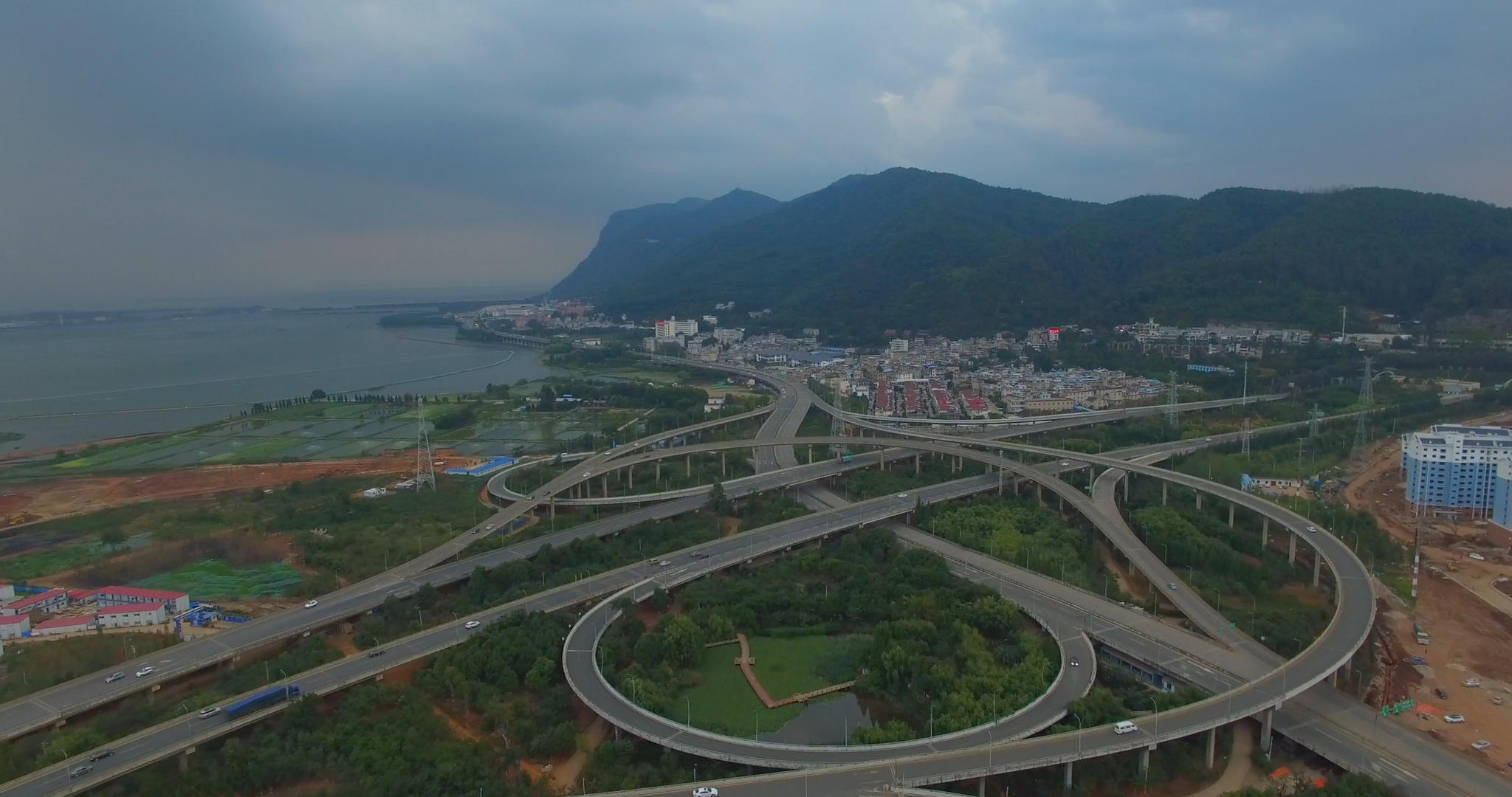 4k云南最大高速公路立交桥航拍视频的预览图