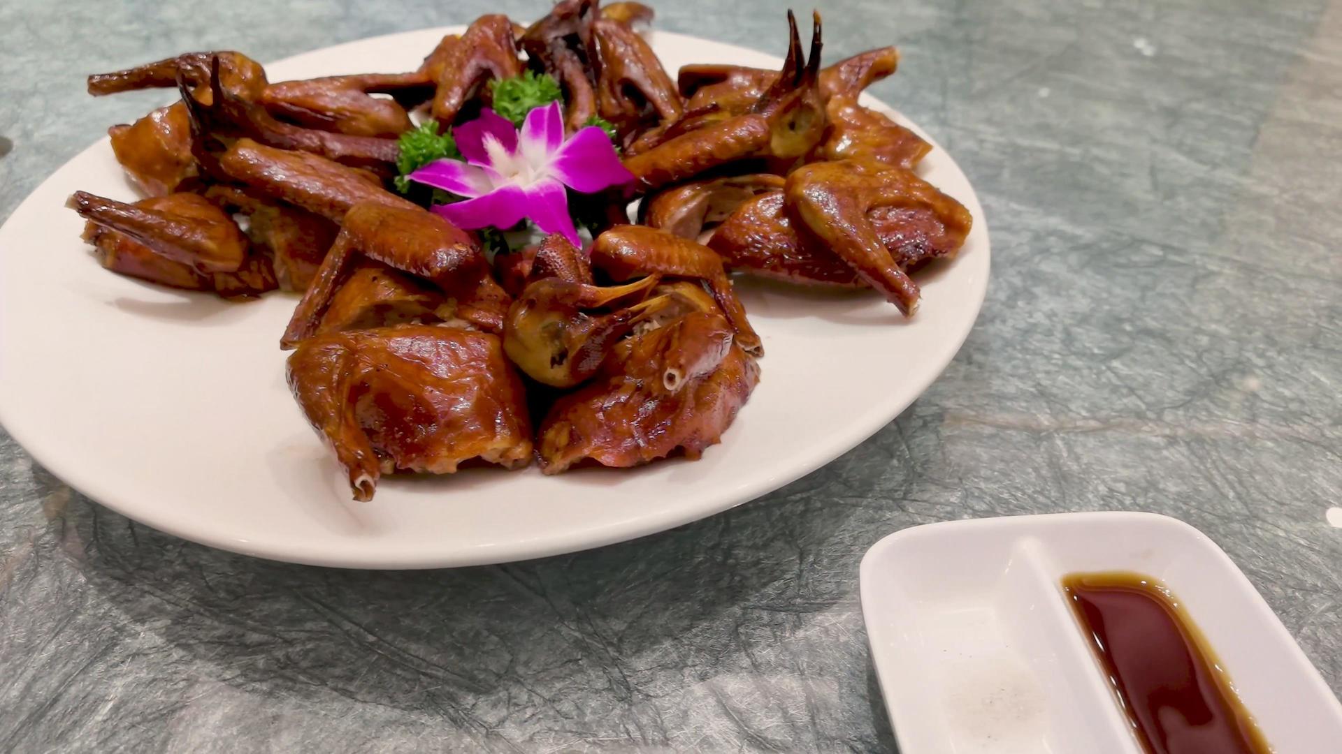 4K广东粤菜广式著名菜肴脆皮乳鸽美食视频素材视频的预览图