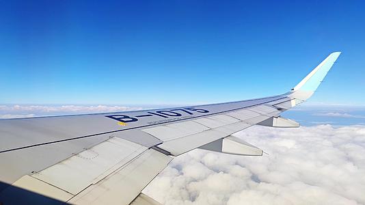 4K实拍客机飞行旅途中窗外风景白云蓝天视频的预览图