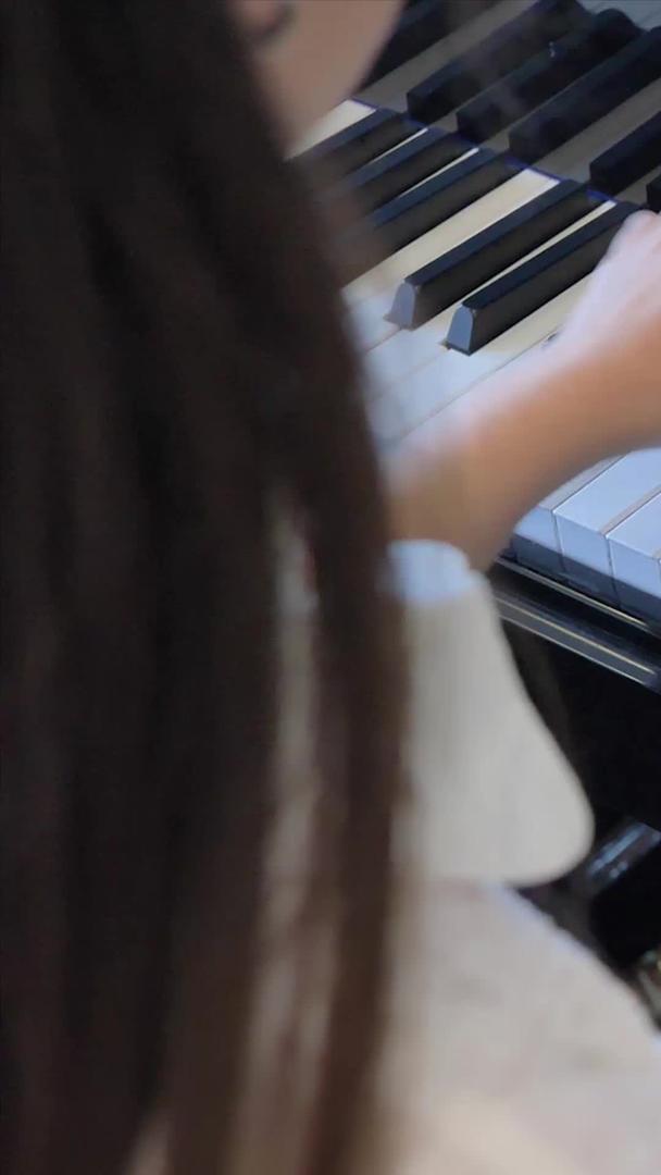 弹钢琴视频的预览图