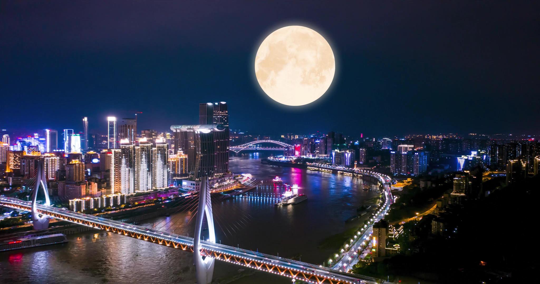 4K中秋团圆唯美月亮重庆朝天门弹子石夜景视频的预览图