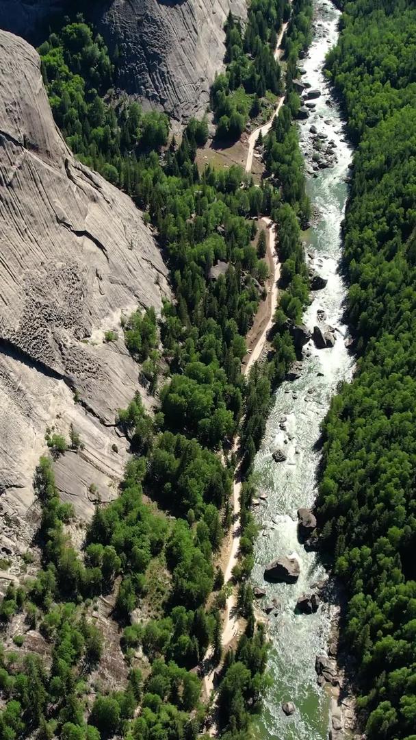 新疆5A可可托海景区峡谷与河流视频视频的预览图