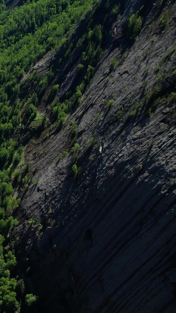新疆5A可可托海景区峡谷与河流视频视频的预览图