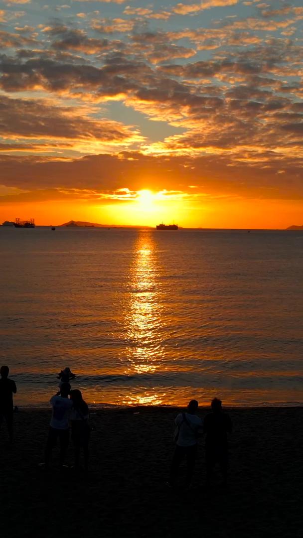 大海日落夕阳时刻航拍视频的预览图