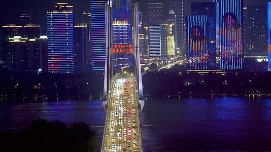 4K武汉长江二桥夜晚车流交通和城市灯光秀视频素材视频的预览图