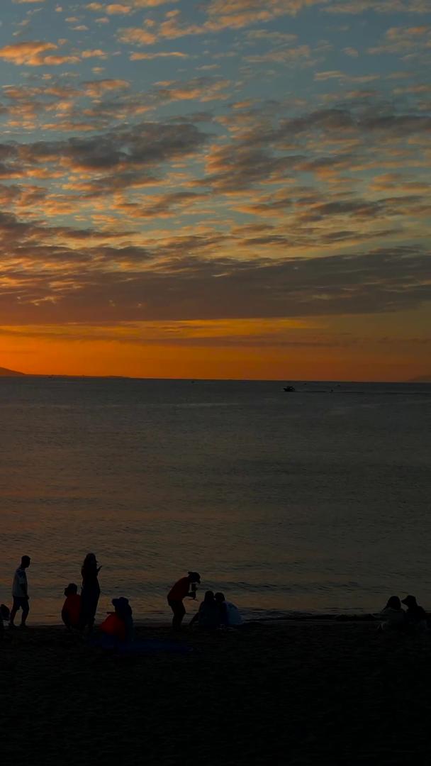 大海日落夕阳时刻航拍视频的预览图