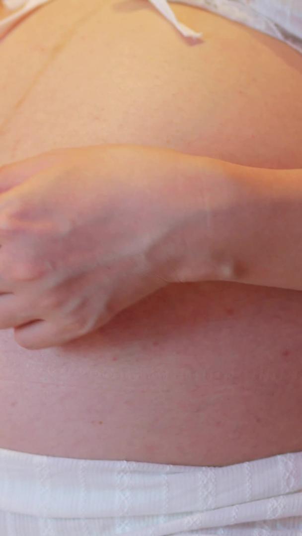 孕妇准妈妈肚子测量腹围特写视频的预览图