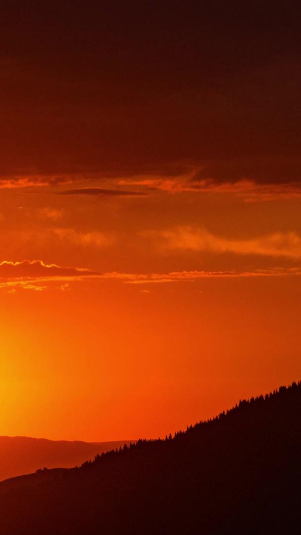 金色日出的大山山脉视频的预览图